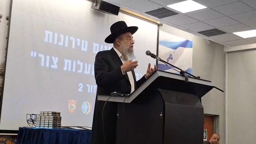 Rabbi Leibel with charedi soldiers