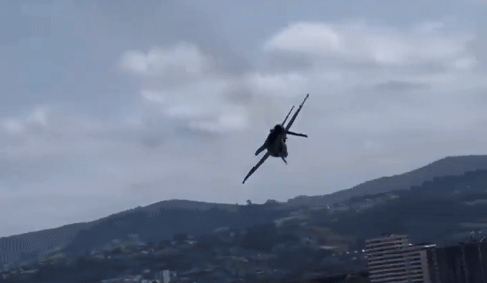 מטוס הקרב מבצע תמרון מסוכן