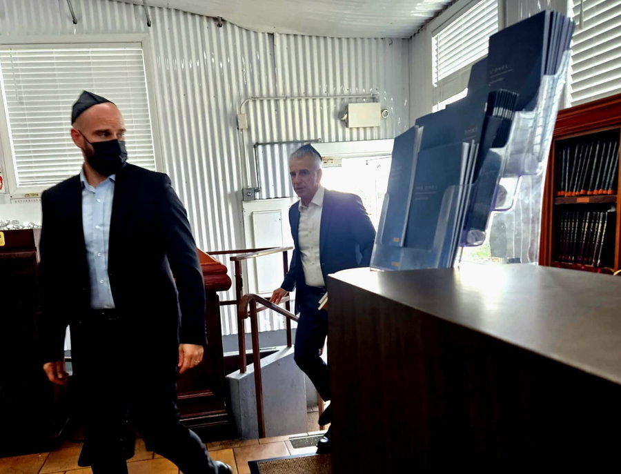 עם כיפה גדולה: ראש המוסד בביקור פתאומי בציון הרבי מליובאוויטש