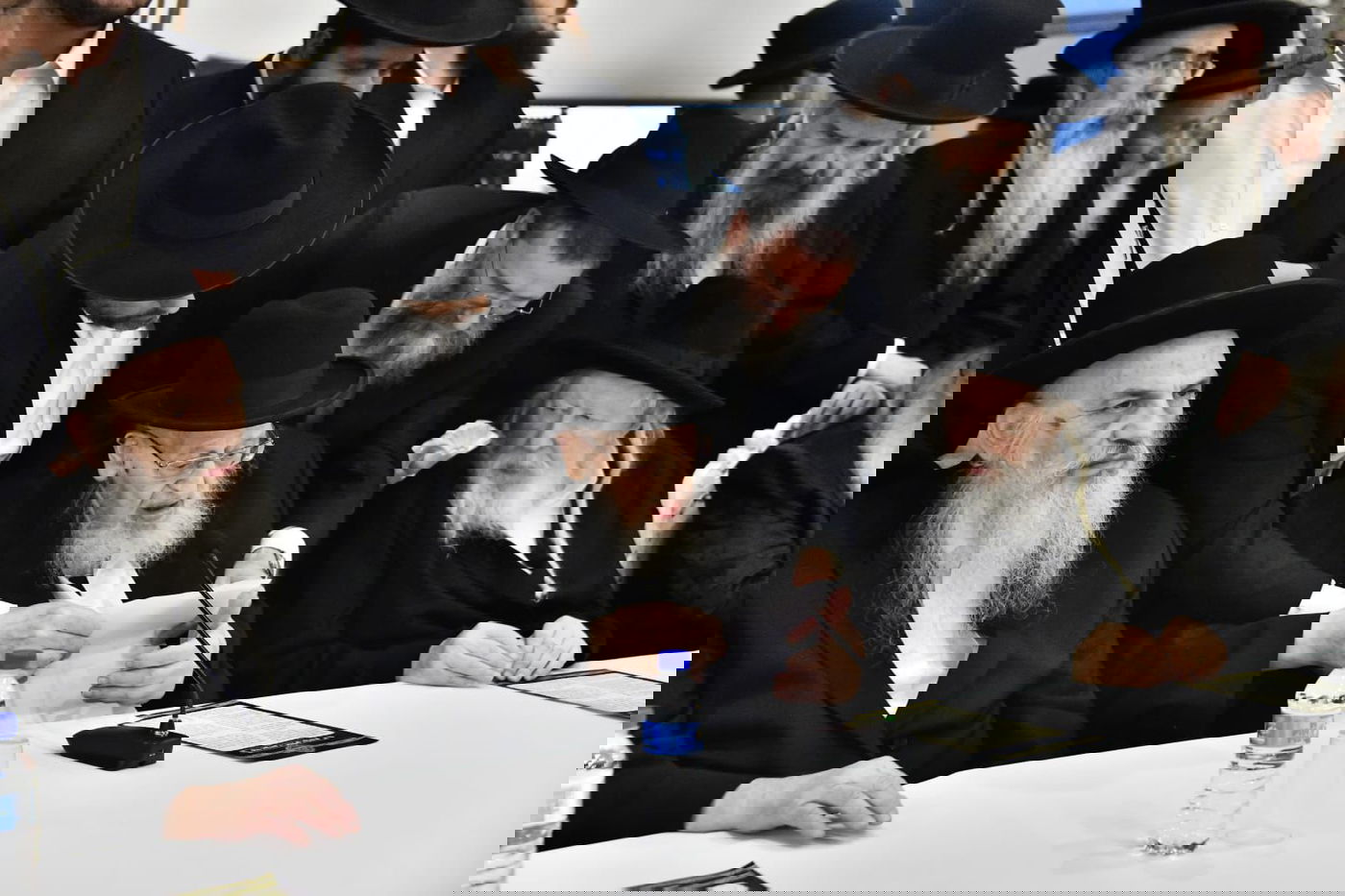 הכינוס הדרמטי של גדולי ישראל וההחלטות שהתקבלו: "אל תפלו בפח 'המסלולים החרדים' בצבא"