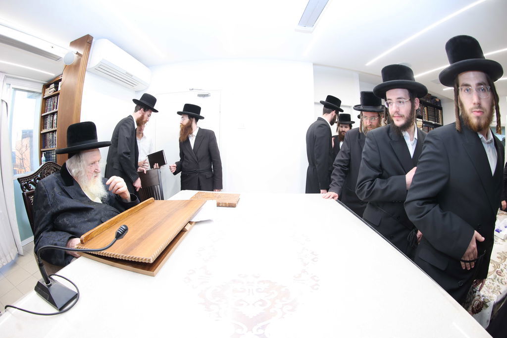 המעמד במעונו של הגאון רבי משה שטרנבוך