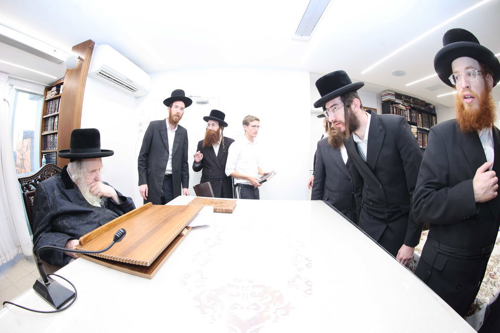 המעמד במעונו של הגאון רבי משה שטרנבוך