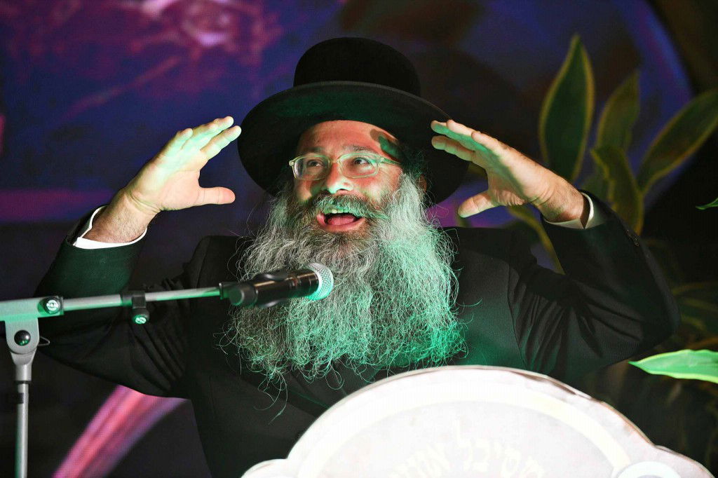 הרב יחזקאל טוסיג מנחה את המעמד