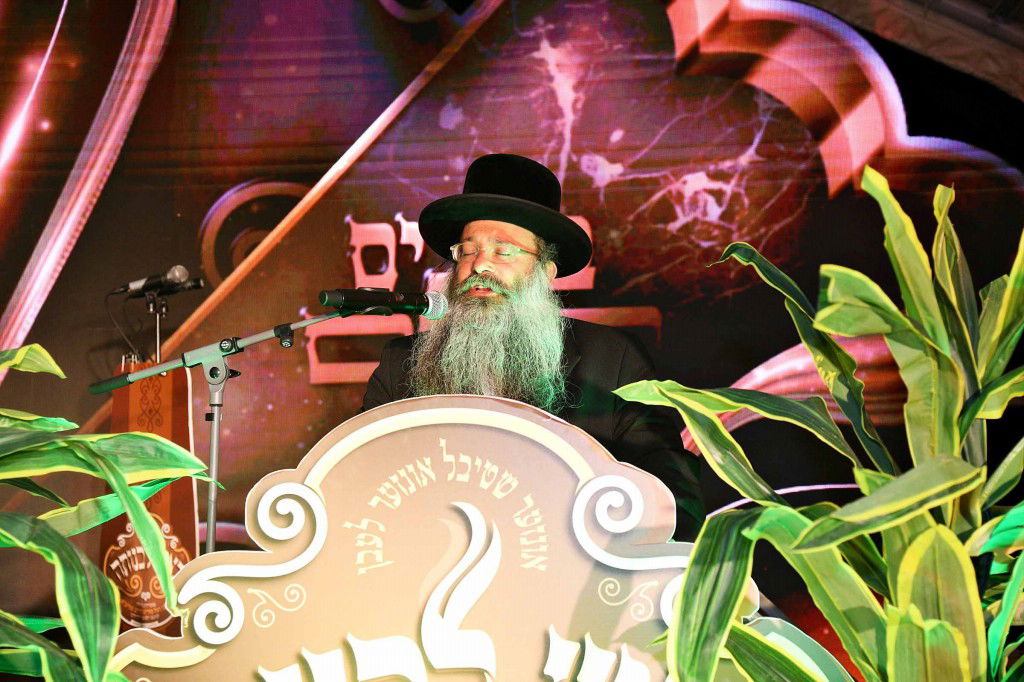 הרב יחזקאל טוסיג מנחה את המעמד