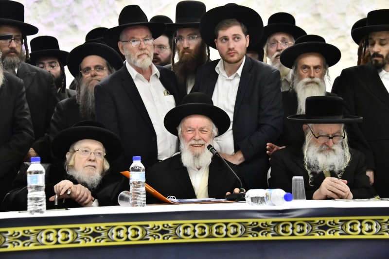 הגר"י זילברשטיין נושא דברים בכינוס החירום