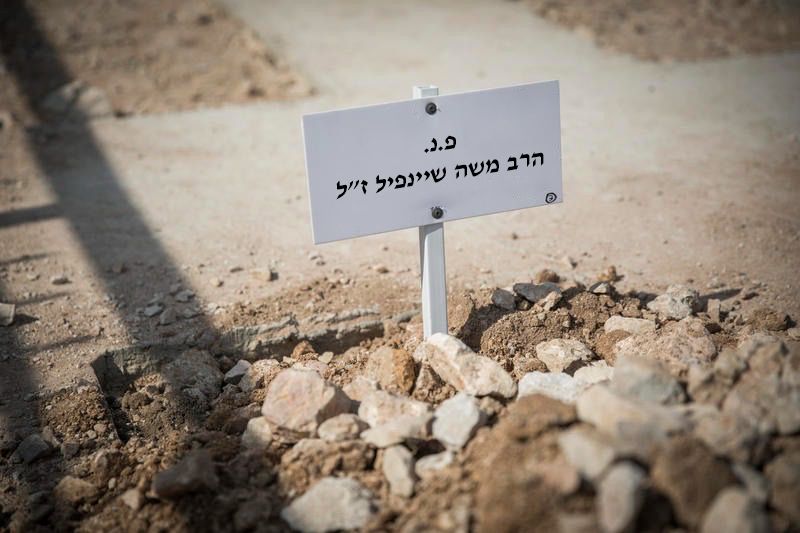 המראה הכואב בהלוויית ר' משה שיינפיל; לא היה מי שיחבק את הילדות