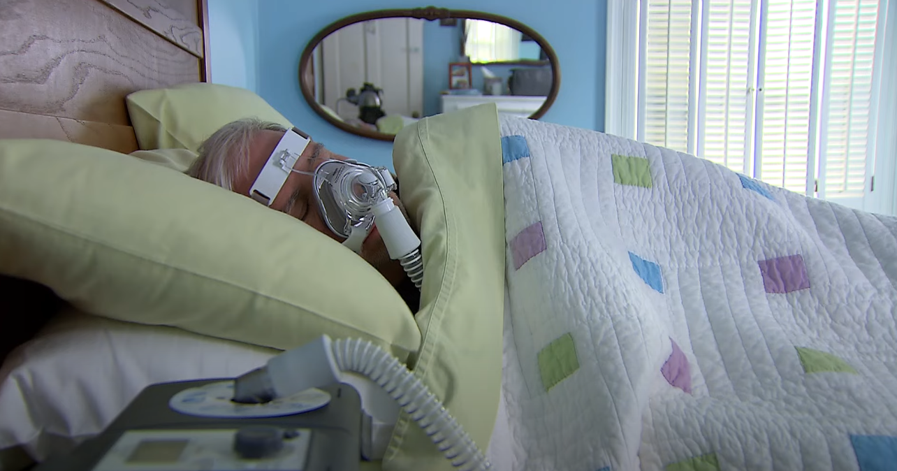 אדם המחובר בשנתו למכשיר ה-CPAP