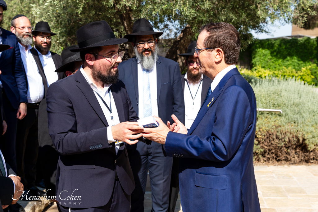 מר הרצוג מקבל מתנה ייחודית ממנהל הלימודים ב'למען ילמדו'