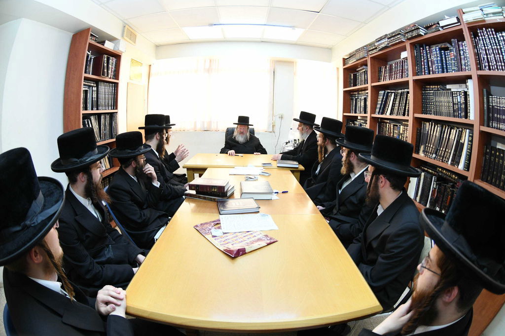 הגאון רבי משה שאול קליין בוחן את האברכים