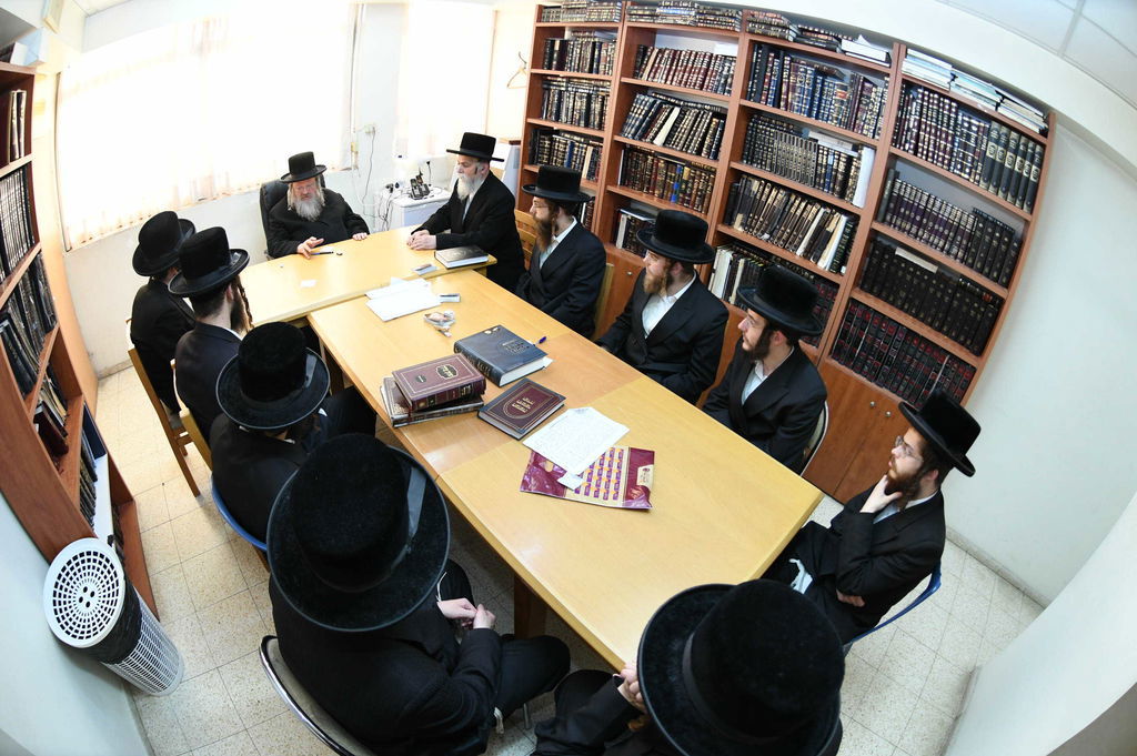 הגאון רבי משה שאול קליין בוחן את האברכים