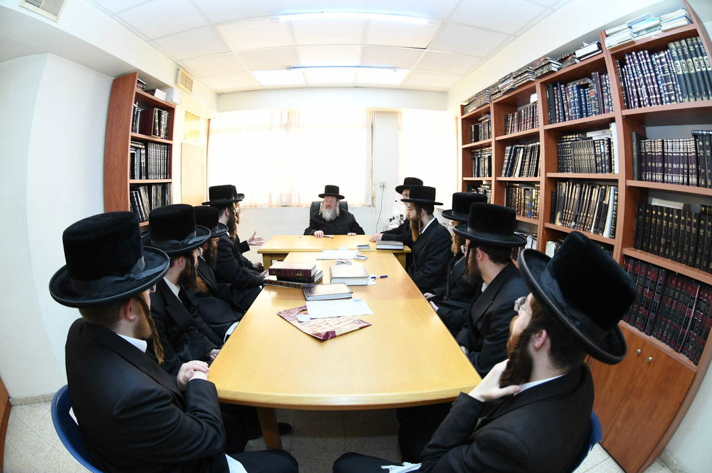 הגאון רבי משה שאול קליין בוחן את האברכים