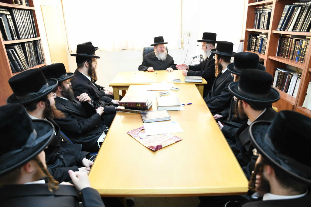 הגאון רבי משה שאול קליין בוחן את האברכים