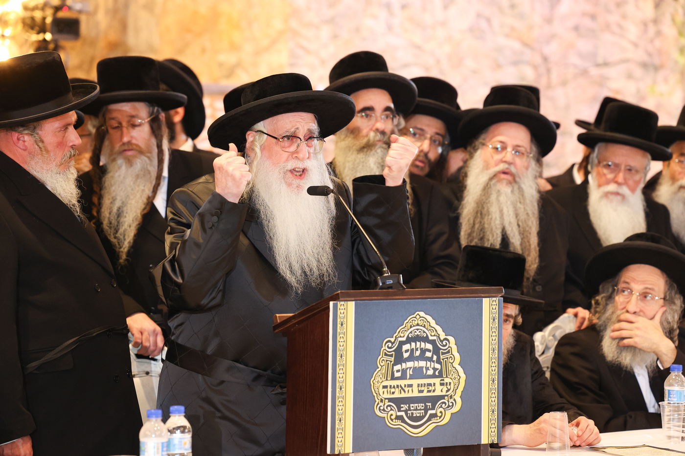 האדמו"ר מצאנז נואם באסיפת גדולי הדור במעלה החמישה