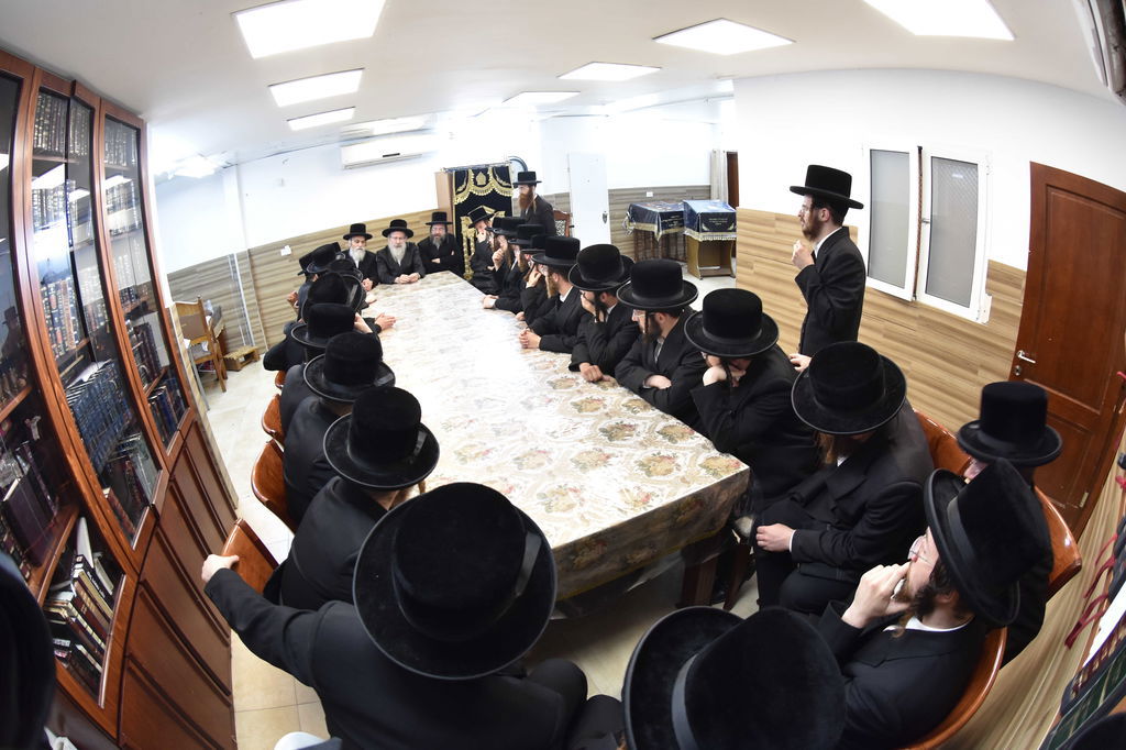 הגאון רבי אליעזר דוד שפירא בוחן את האברכים