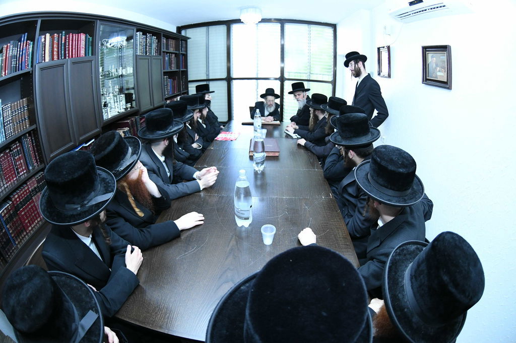 הגאון רבי מרדכי צבי גרינפלד בוחן את האברכים