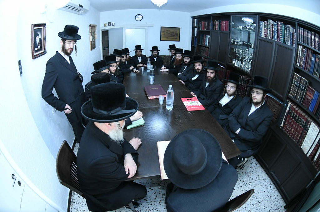 הגאון רבי מרדכי צבי גרינפלד בוחן את האברכים