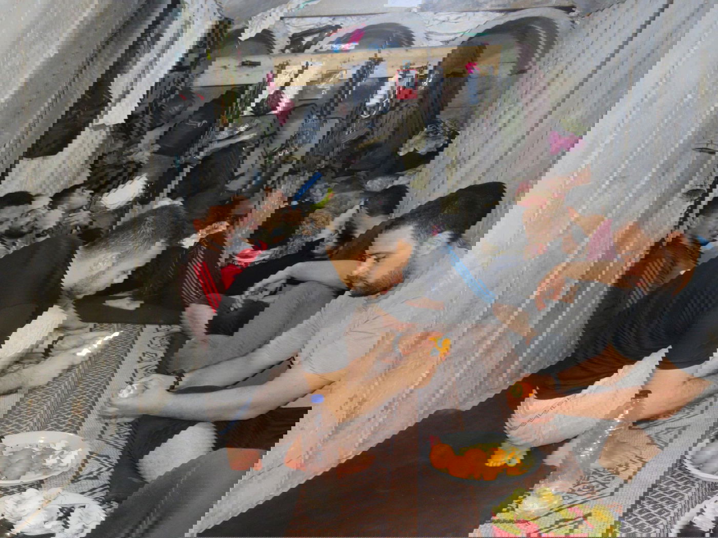 התפריט במנהרות חמאס: תבשיל עוף, פירות ועוגה מתוקה | התיעודים