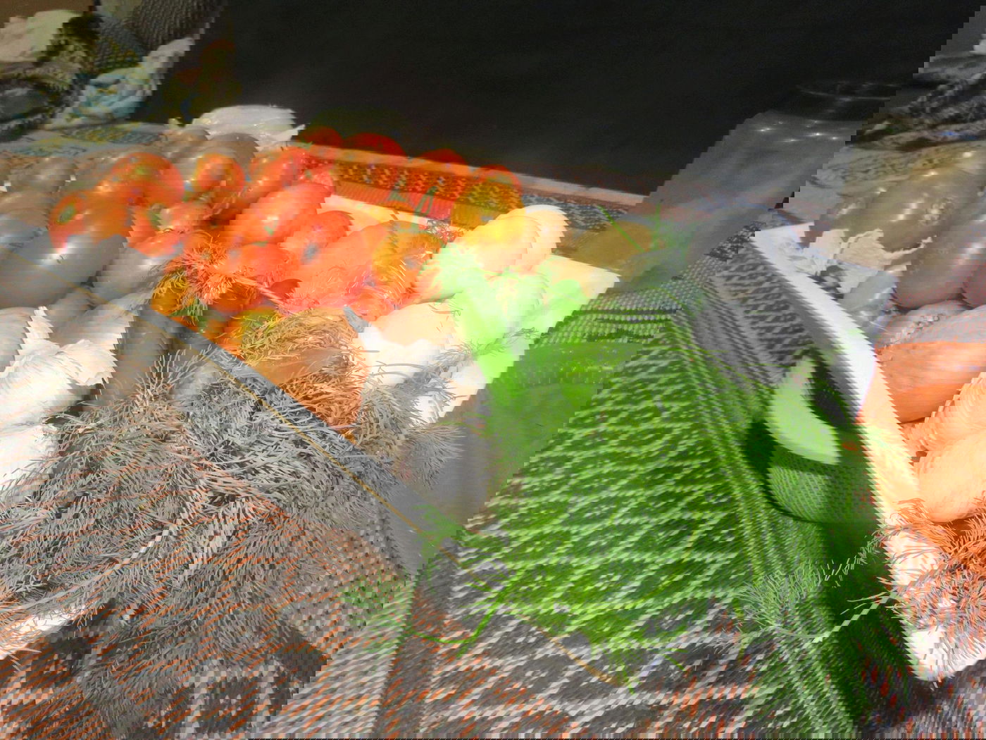 התפריט במנהרות חמאס: תבשיל עוף, פירות ועוגה מתוקה | התיעודים