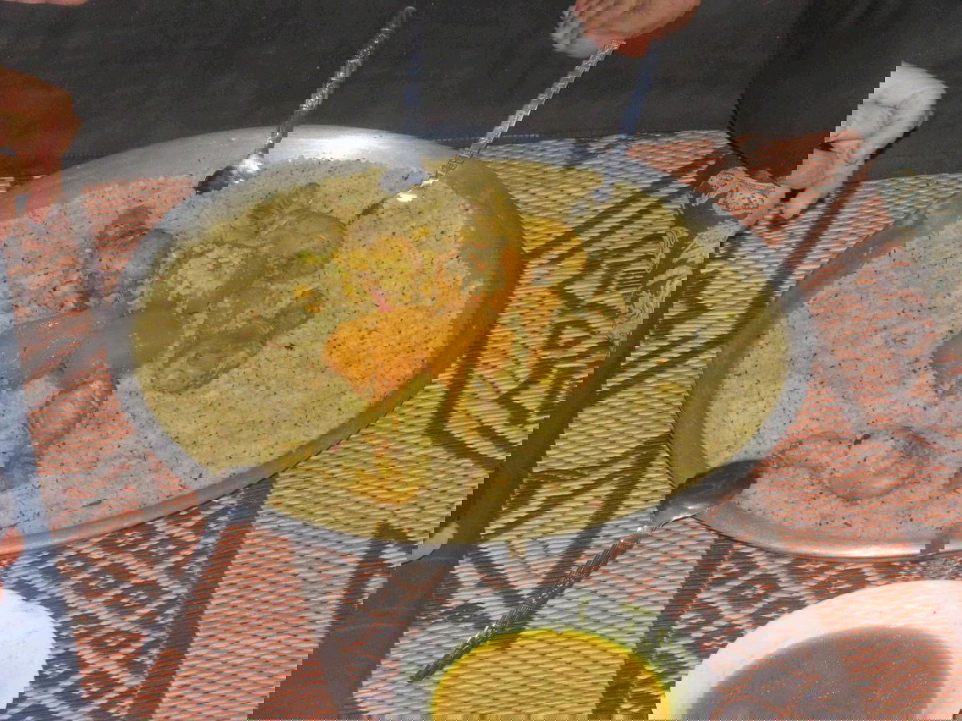 התפריט במנהרות חמאס: תבשיל עוף, פירות ועוגה מתוקה | התיעודים