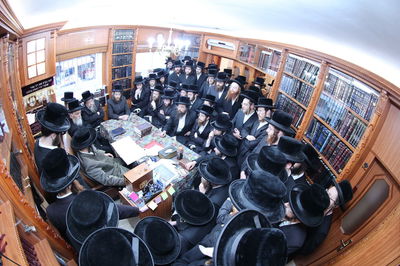 הגדול רבי משה ברנדסדורפר בוחן את האברכים