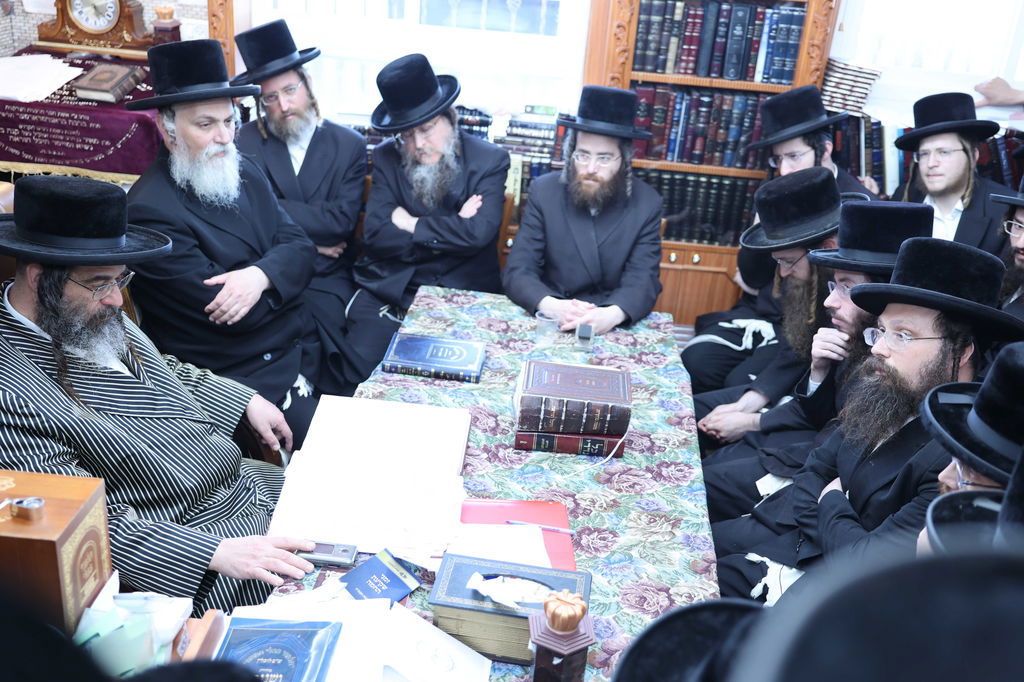 הגדול רבי משה ברנדסדורפר בוחן את האברכים