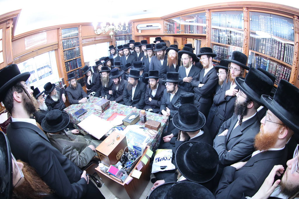 הגדול רבי משה ברנדסדורפר בוחן את האברכים