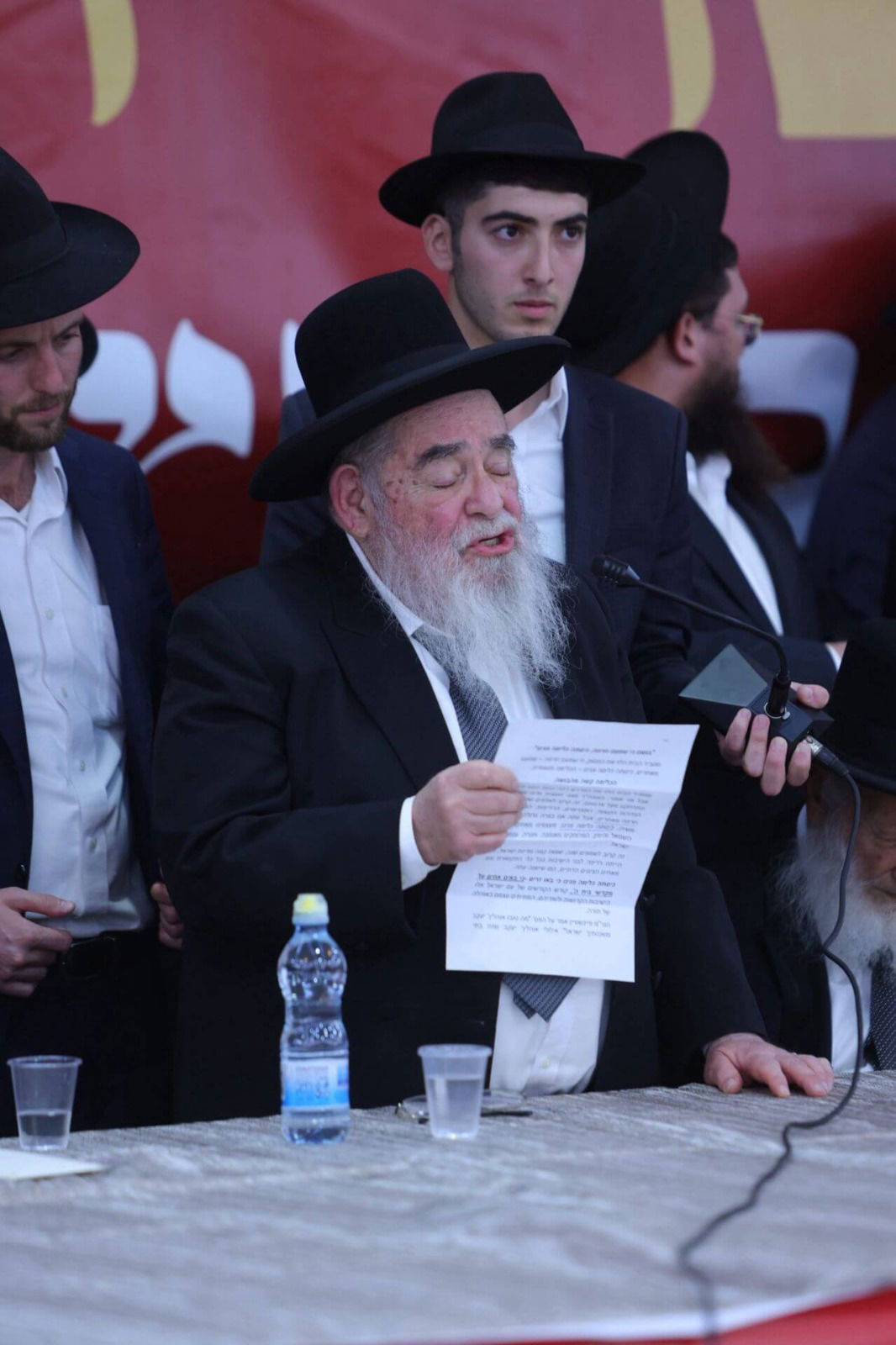 הגאון רבי אברהם סאלים נושא דברים בכינוס הרבנים, אמש