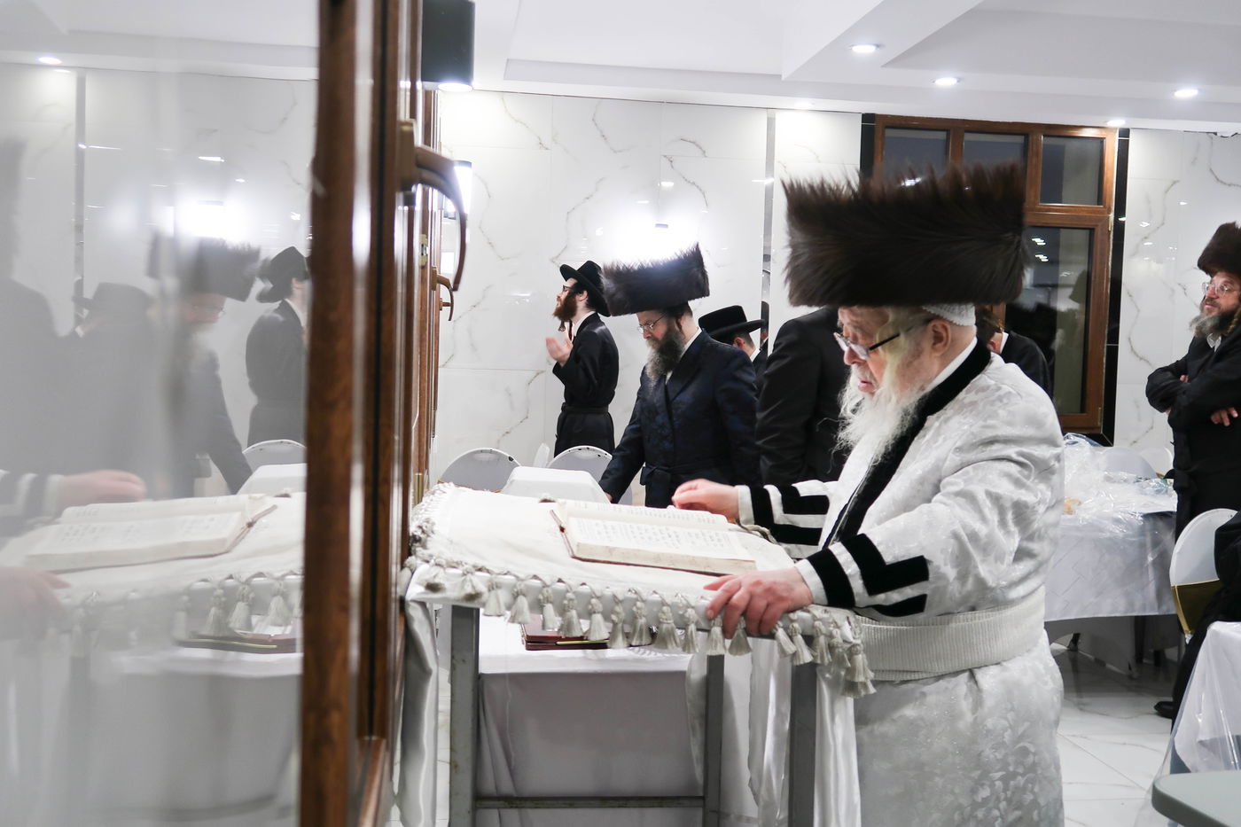 האדמו"ר מקרעטשניף בתפילה לפני התיבה