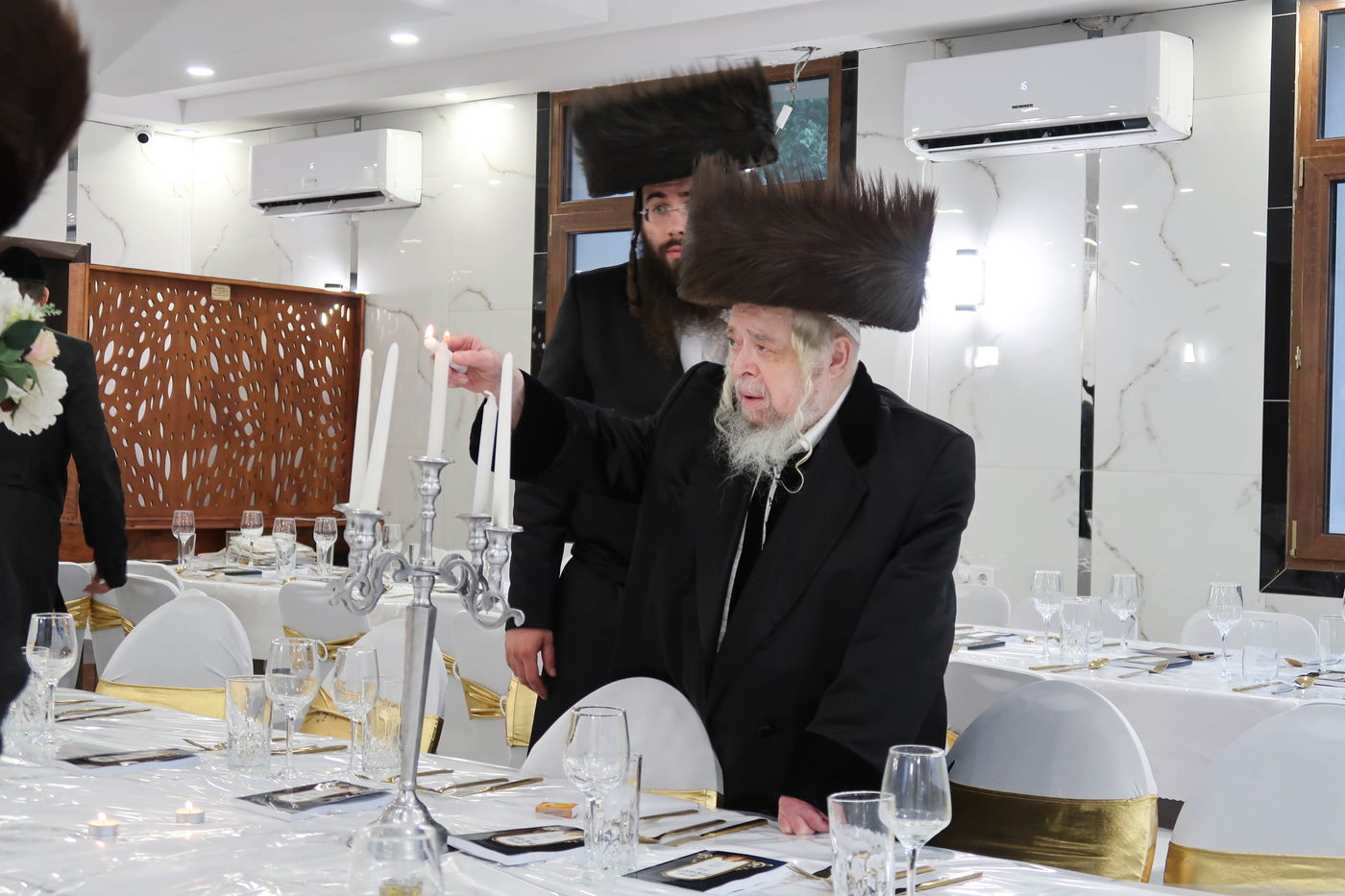 האדמו"ר מקרעטשניף סיגעט בהדלקת נרות ערב שבת קודש