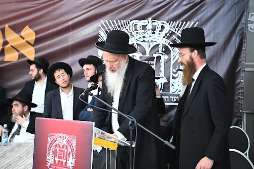 הגאון רבי אפרים זלמן שטרנבוך מקריא מכתבו של אביו בעצרת