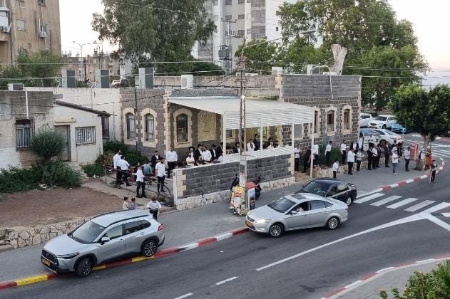 מתפללים מחוץ לשטיבלך שנסגר