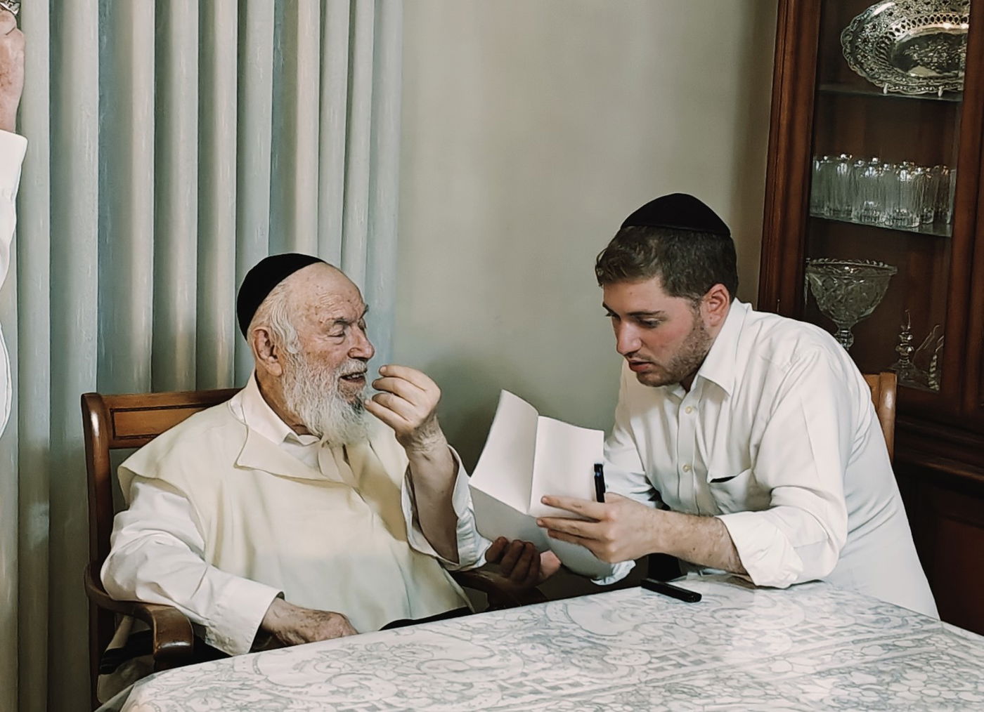הגר"י זילברשטיין משיב לשאלות שמציג בפניו נכדו הרב חיים מלין