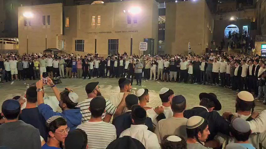 ליל תשעה באב ברחבת הכותל המערבי