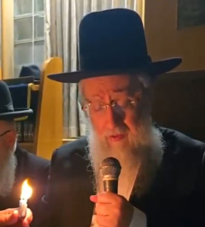 לאור הנר: הראשל"צ הגר"ד יוסף מקונן בבכי עז על החורבן