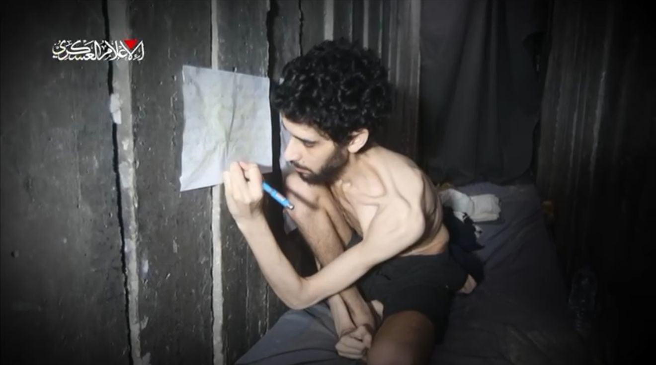 רעב, כחוש, ונאלץ לחפור קבר: חמאס פרסם תיעודים מזעזעים של אביתר דוד