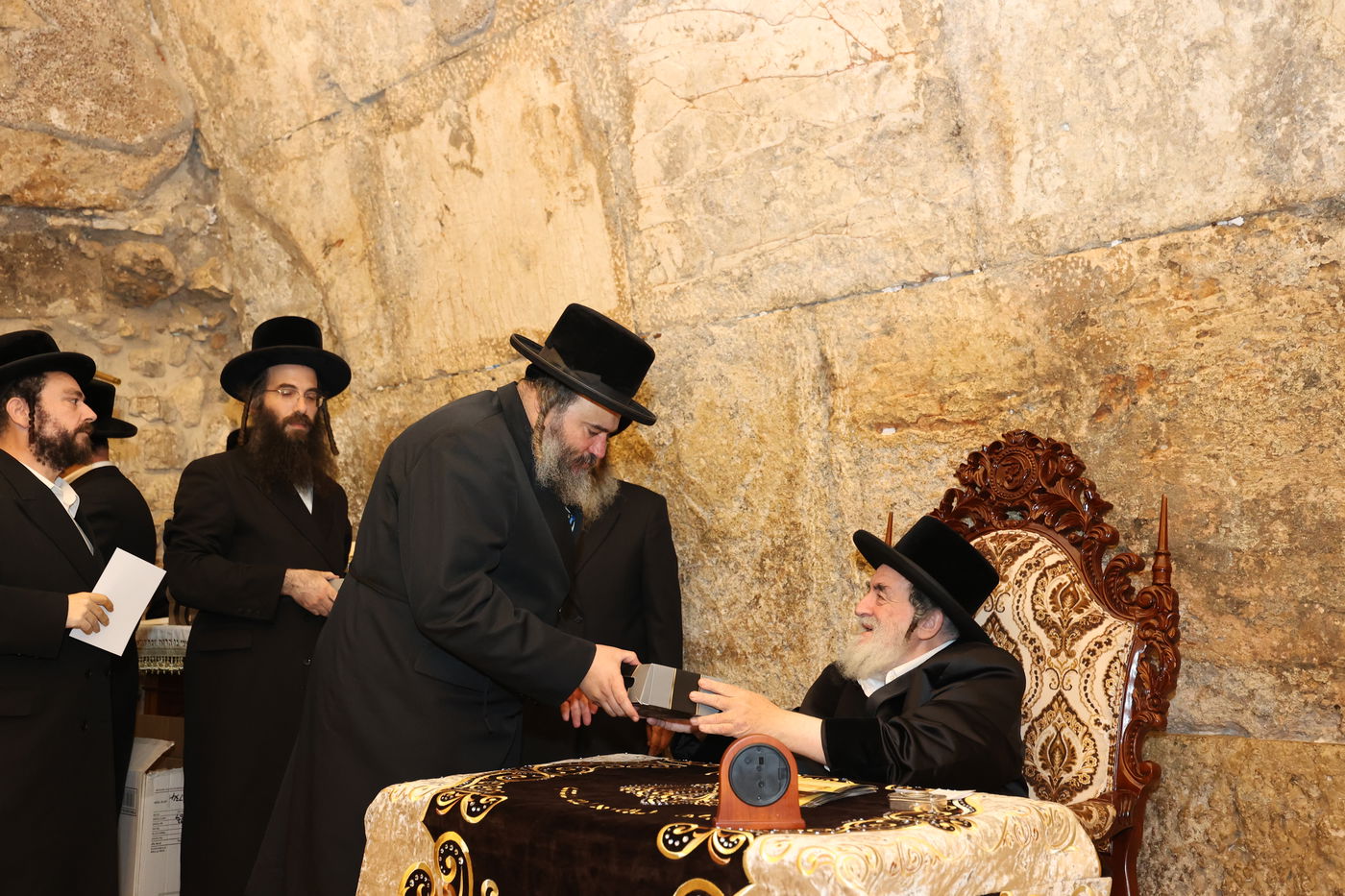 הרב יוחאי אשר ז"ל, עם מורו ורבו האדמו"ר מויז'ניץ ע"י הכותל המערבי