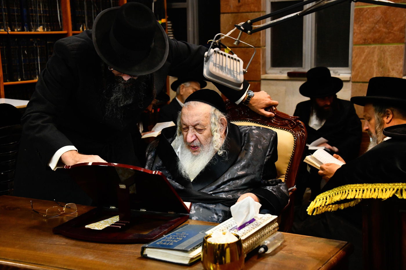 ליל תשעה באב אצל האדמו"ר מנאראל