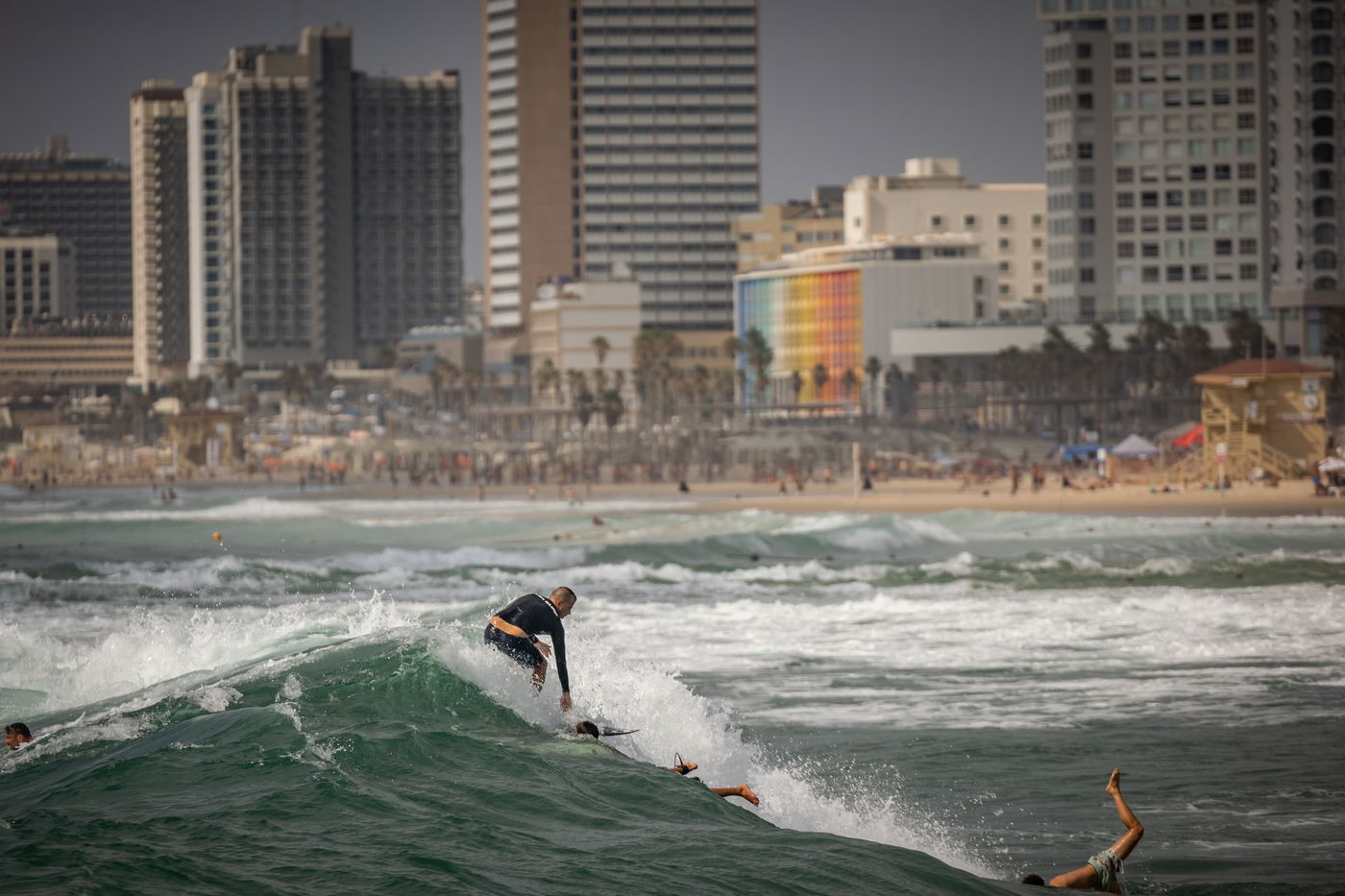 גולש באחד מחופי תל אביב, בזמן המלחמה עם איראן 