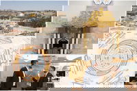 כִּי נִחַם ה' צִיּוֹן | מסע מרהיב ומרתק בין ארבעה בתי כנסת שנחרבו ונבנו מחדש בלב הרובע היהודי • צפו