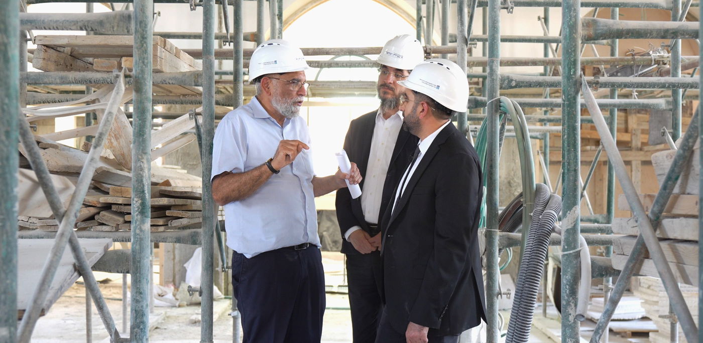 תיעוד מהשיפוץ והבניה של בית הכנסת 'תפארת ישראל' - עם מנכ"ל החברה לשיקום ושימור הרובע היהודי הרצל בן ארי והרב צבי גרינשפן