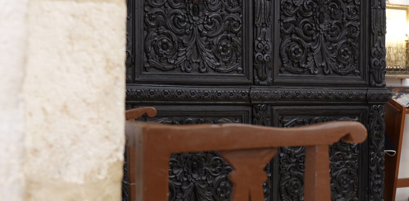 ארון הקודש והספסל העתיק שהגיעה מאיטליה אחרי גירוש ספרד | בית הכנסת "אליהו הנביא"