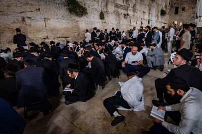 מתפללים אבלים בתשעה באב בכותל המערבי