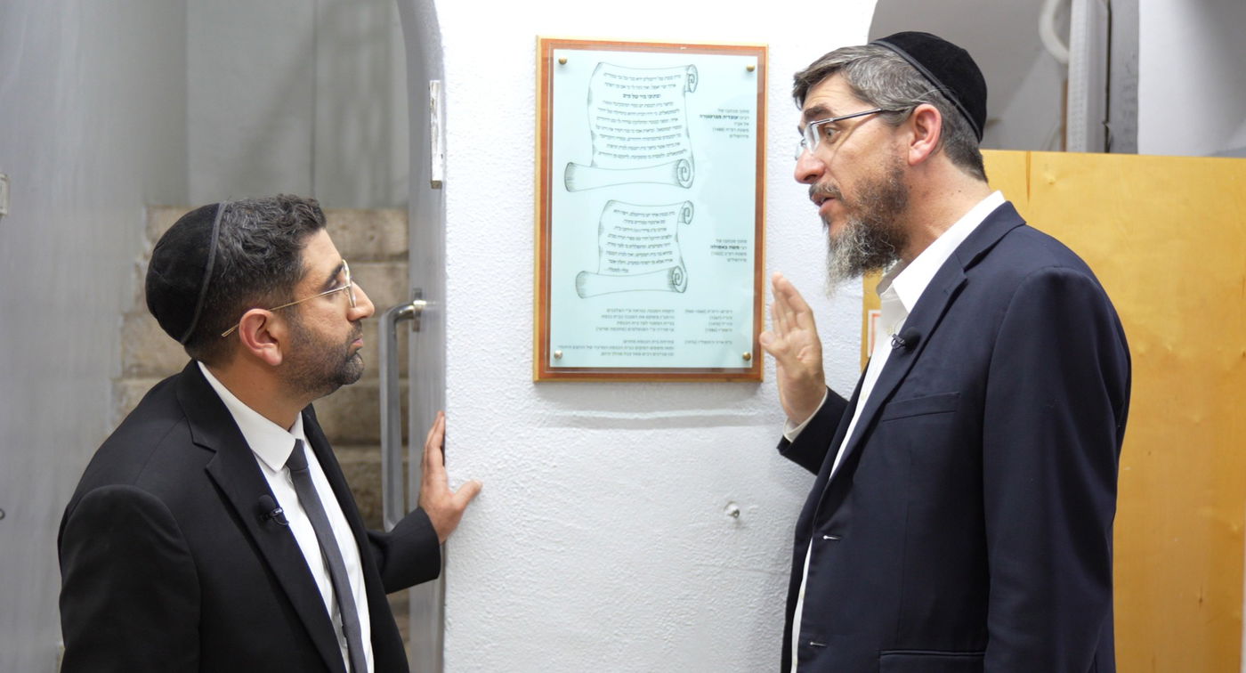 ליד בור המים בבית הכנסת הרמב"ן - בית הכנסת הכי עתיק ברובע