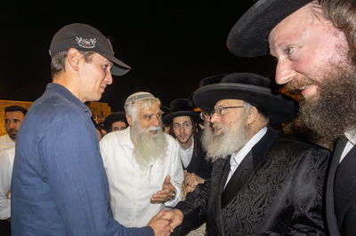 האדמו"ר מפינסק קרלין עם ג'ארד קושנר בכותל המערבי בצאת הצום