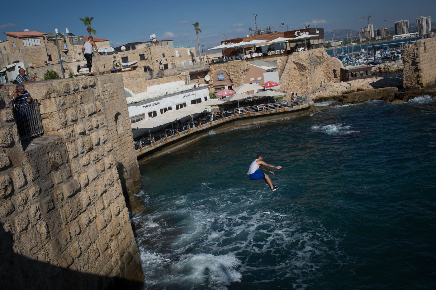 צעיר קופץ מחומה בעיר עכו היישר למים