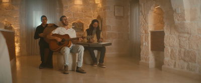 החברים שרים לכבוד חברם שנפל במלחמה: "חיי נשמות" 