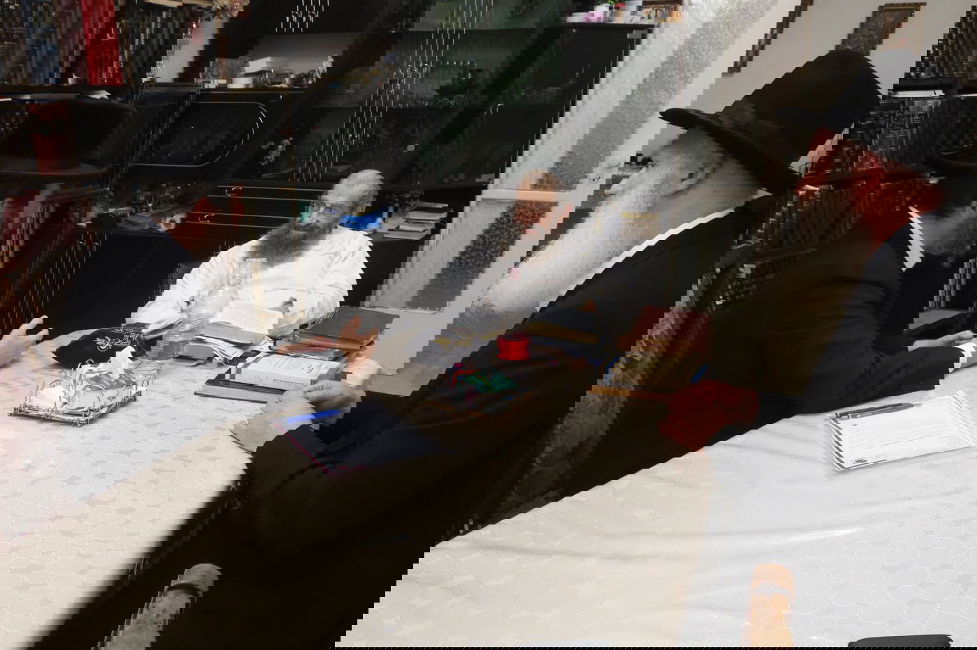 הרבנים מצטרפים לקריאת יד לאחים: להזהיר גדולים על הקטנים במיוחד בימי בין הזמנים