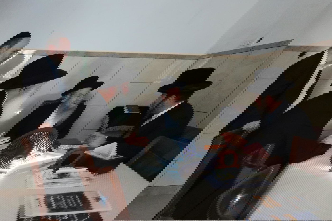 הרבנים מצטרפים לקריאת יד לאחים: להזהיר גדולים על הקטנים במיוחד בימי בין הזמנים