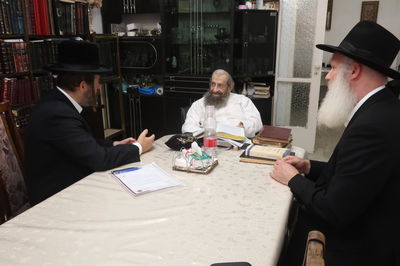 הרבנים מצטרפים לקריאת יד לאחים: להזהיר גדולים על הקטנים במיוחד בימי בין הזמנים