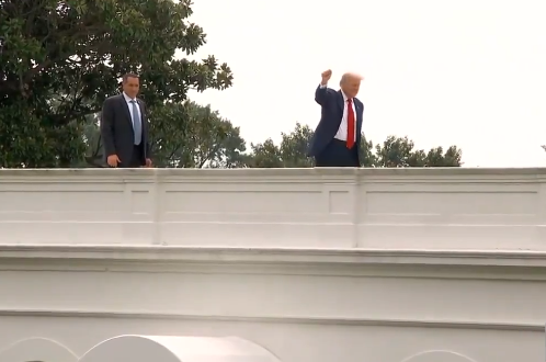 תיעוד הזוי | טראמפ טיפס על גג הבית הלבן והכריז: "אתקין טילים גרעיניים"